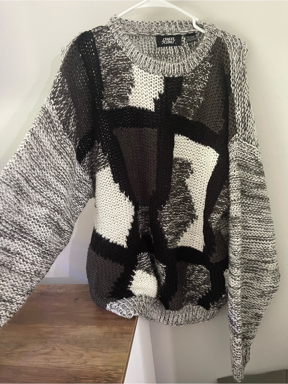 Women’s Abstract Knit Sweater in Black, White & Gray size Large